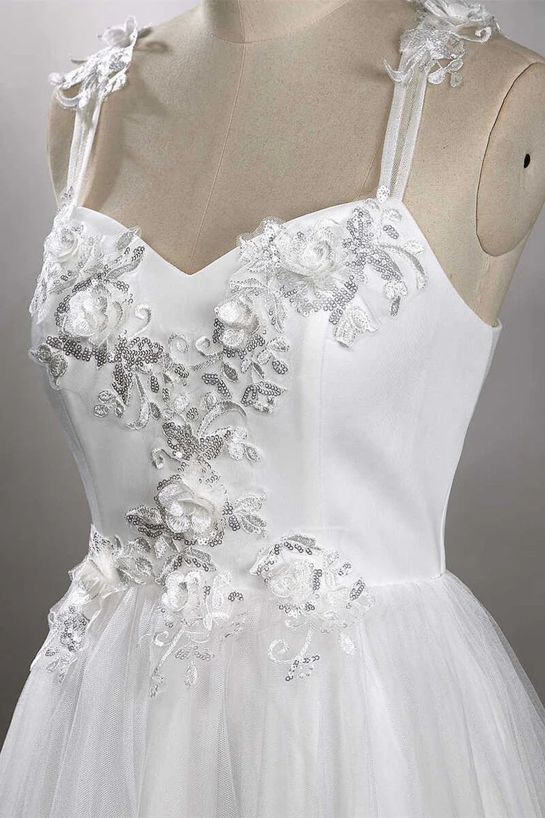 Vestido de novia de corte A con flores y tirantes en forma de corazón